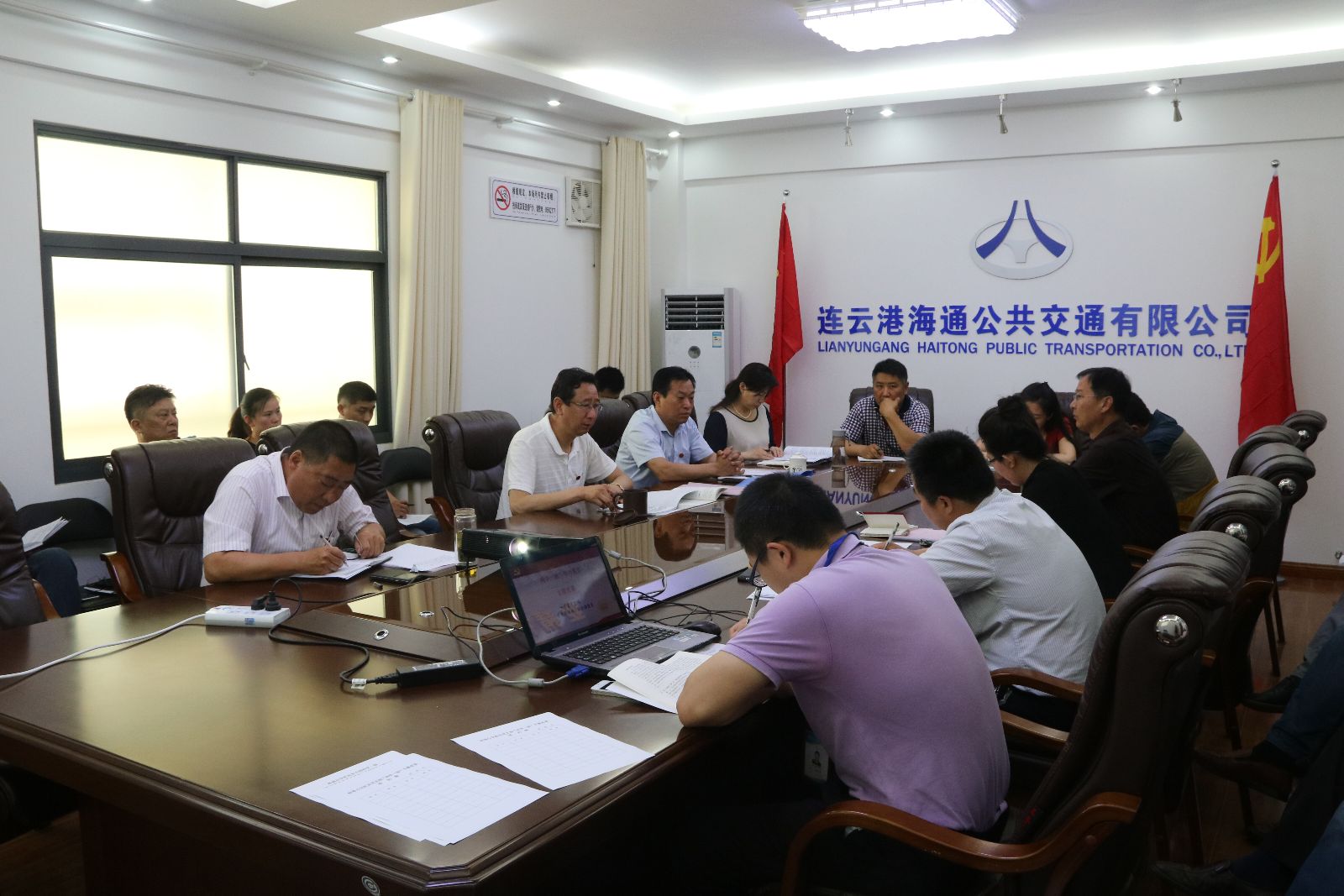 海通公交公司機關(guān)黨支部開展黨課教育