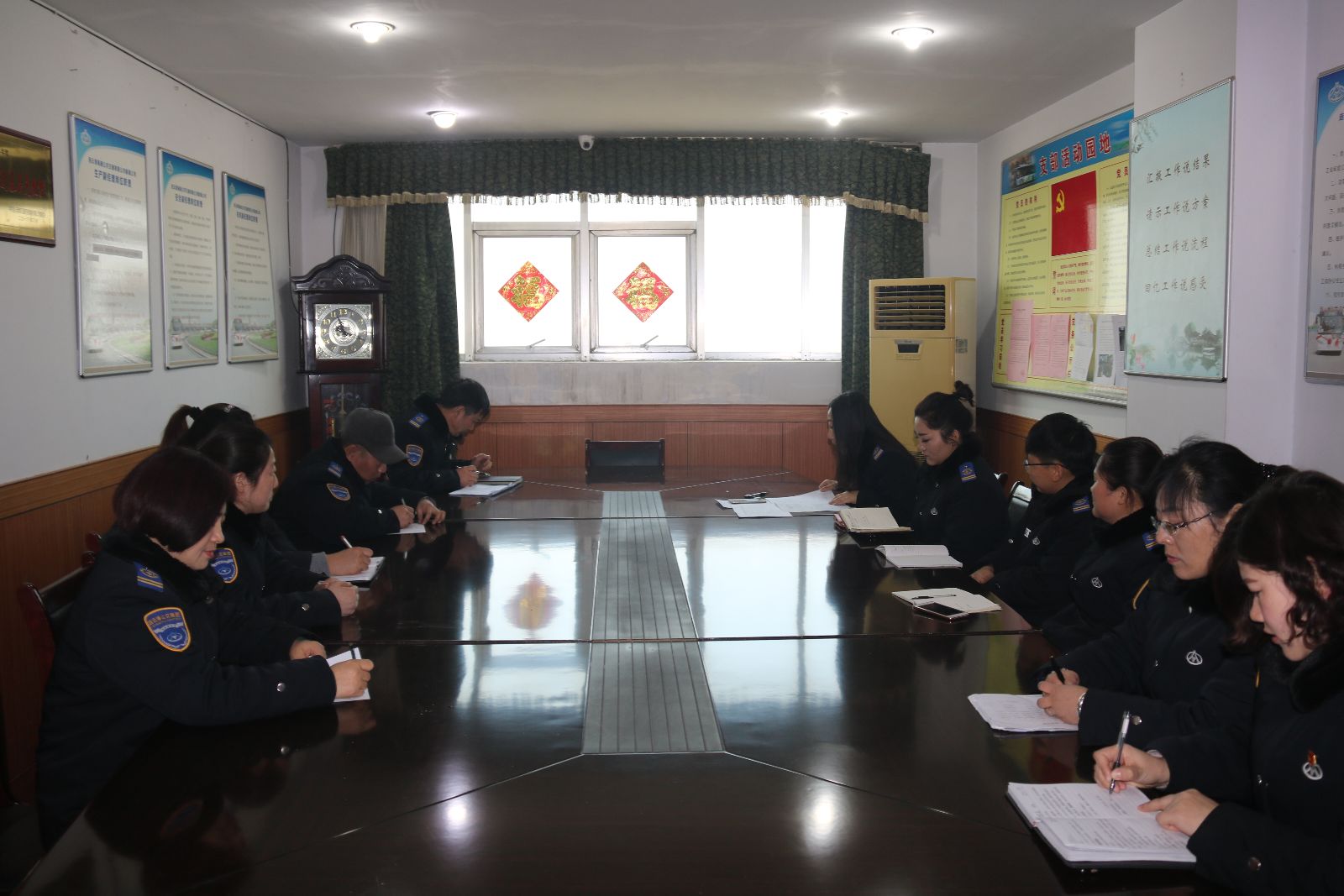 公交新浦公司組織學(xué)習(xí)《連云港市公交集團(tuán)員工考勤及請休假管理規(guī)定》