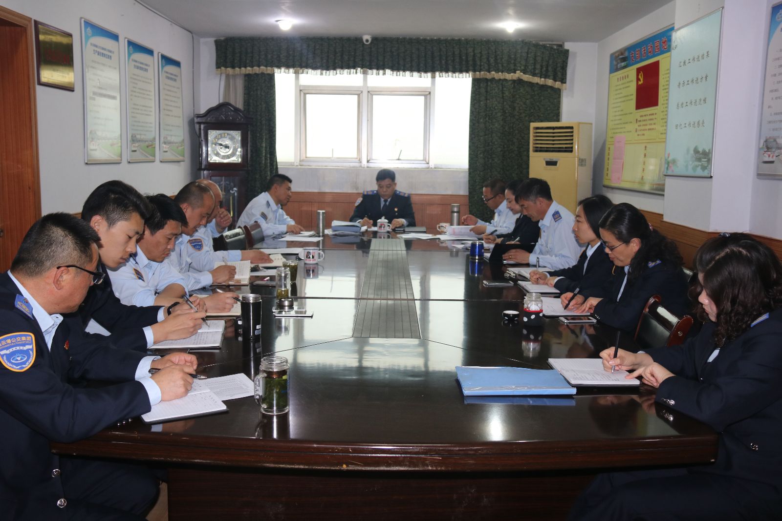 公交新浦公司召開“中國(guó)夢(mèng)?勞動(dòng)美”勞模宣傳月會(huì)議