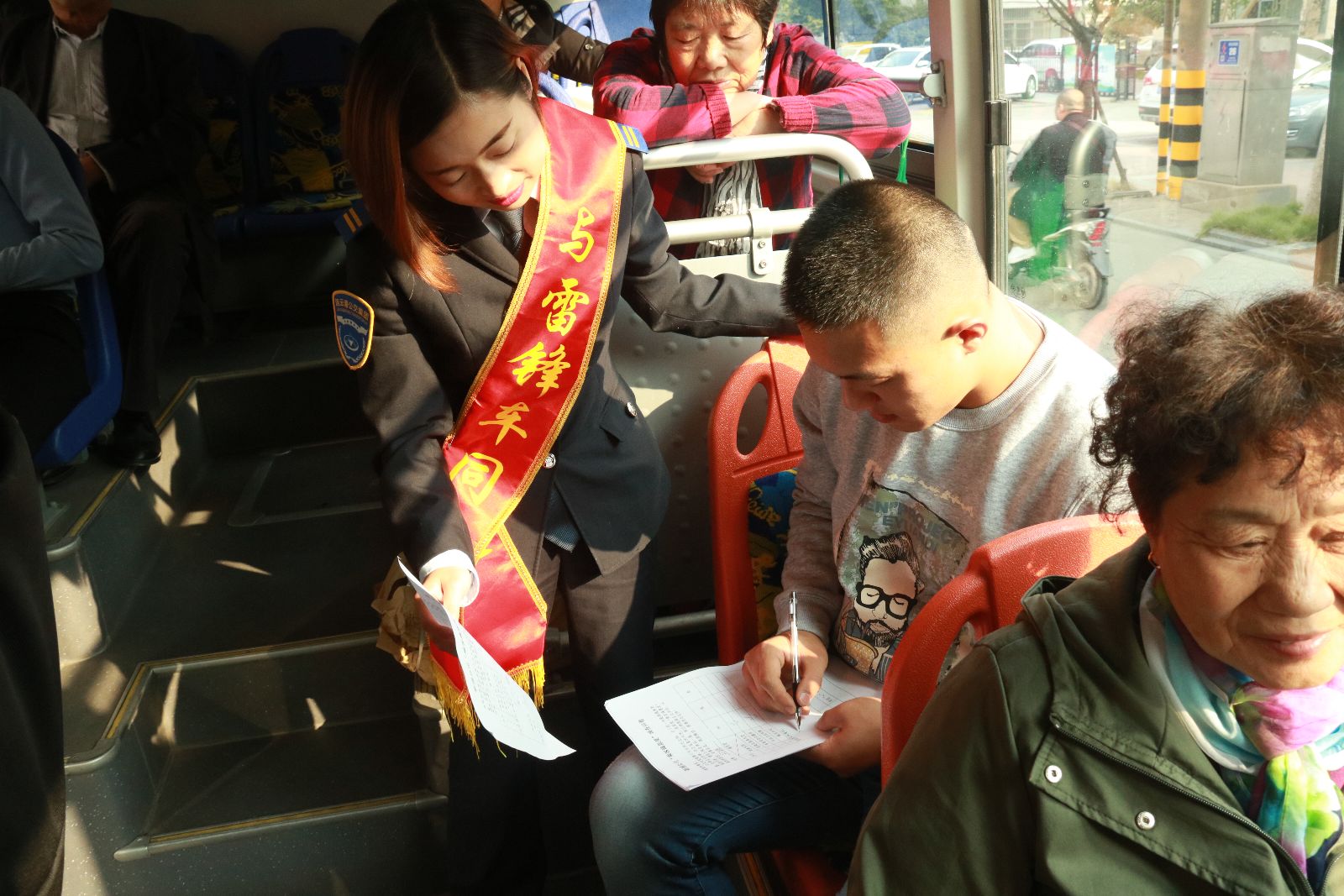 公交集團新浦公司23路開展“九九重陽節(jié)、濃濃敬老情”活動