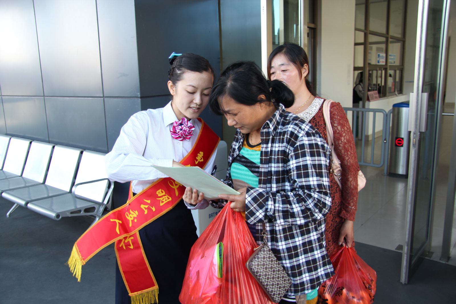 海通公交BRT公司開展乘客滿意度問(wèn)卷調(diào)查活動(dòng)