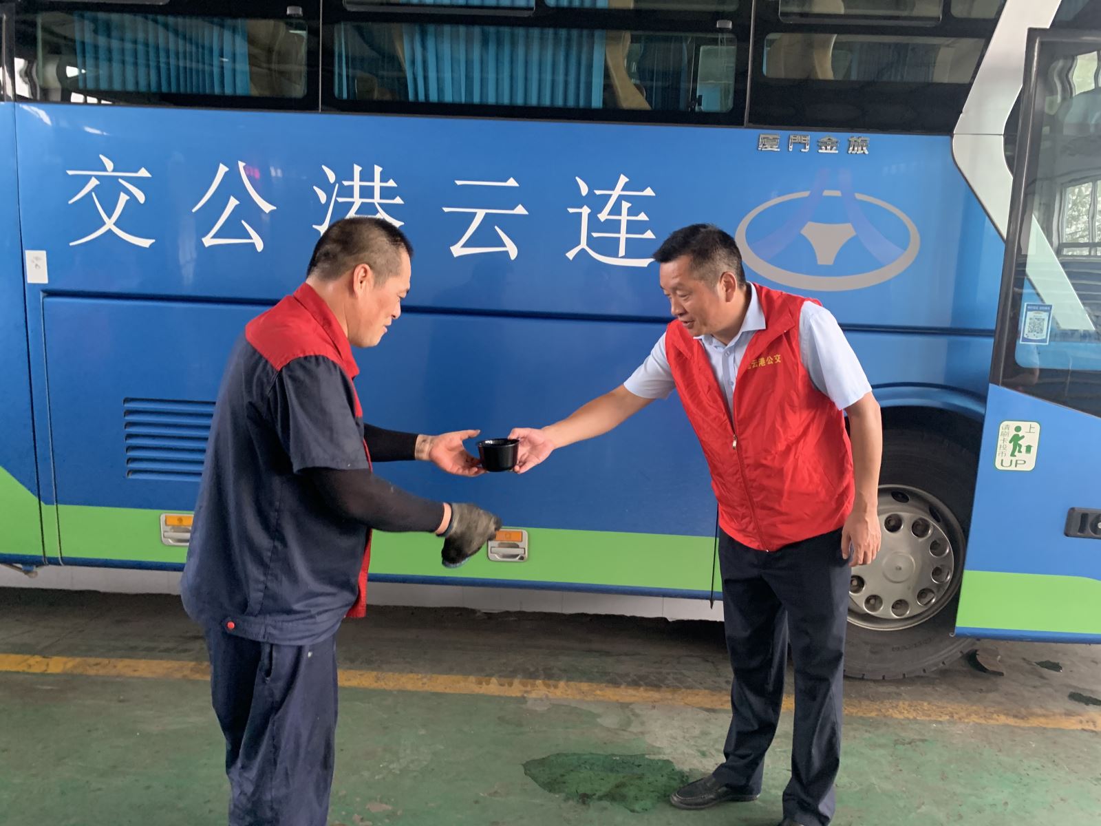 機(jī)務(wù)技術(shù)事業(yè)部黨支部開展“錘煉黨性踐初心 凝心聚力辦實事”志愿服務(wù)活動