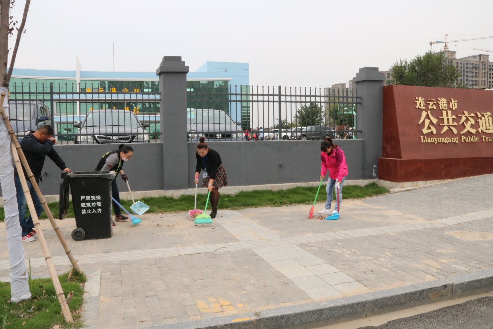 公交集團(tuán)組織開展創(chuàng)衛(wèi)衛(wèi)生大掃除工作