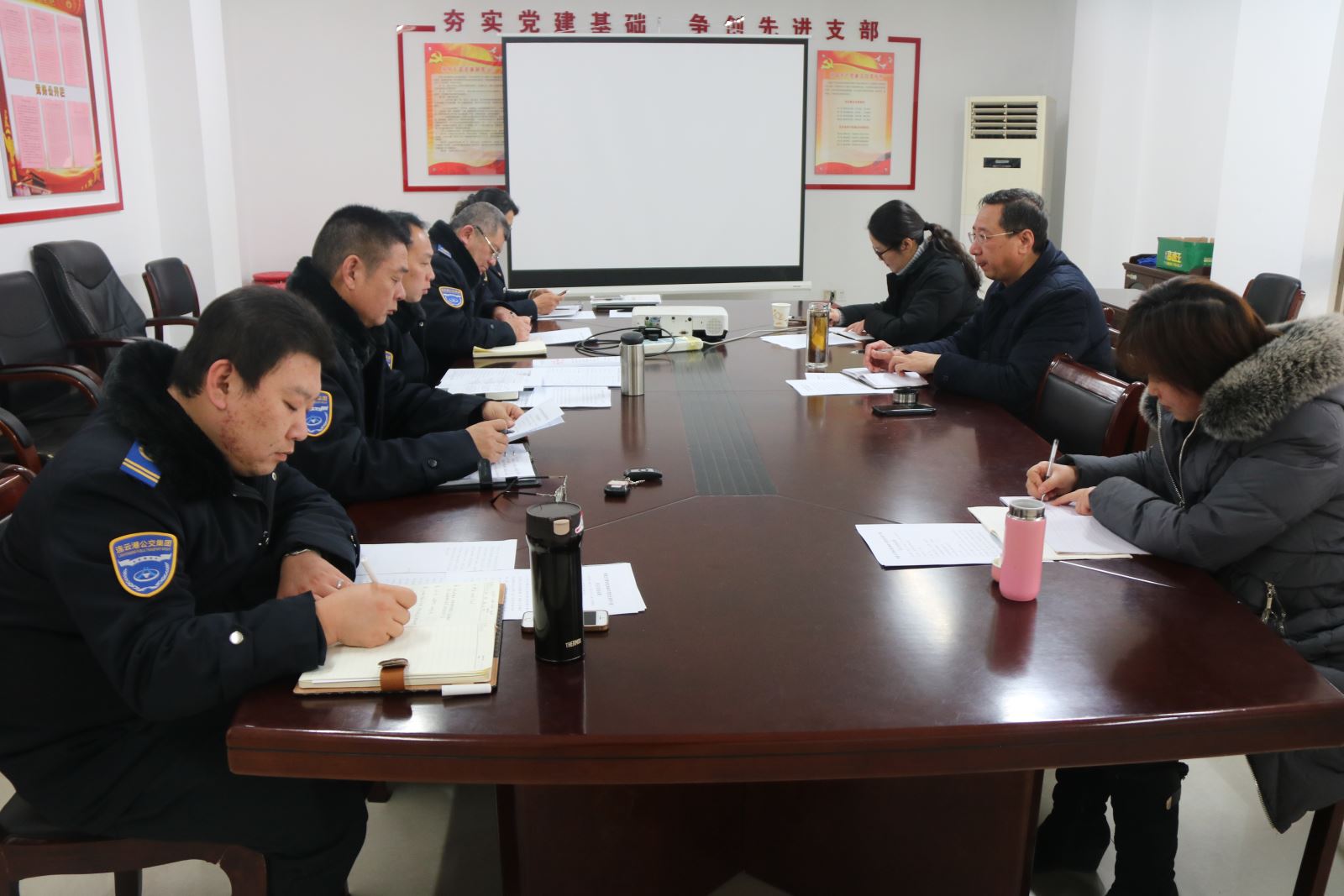 公交集團(tuán)快速公交事業(yè)部召開(kāi)2018年年度黨員領(lǐng)導(dǎo)干部民主生活會(huì)