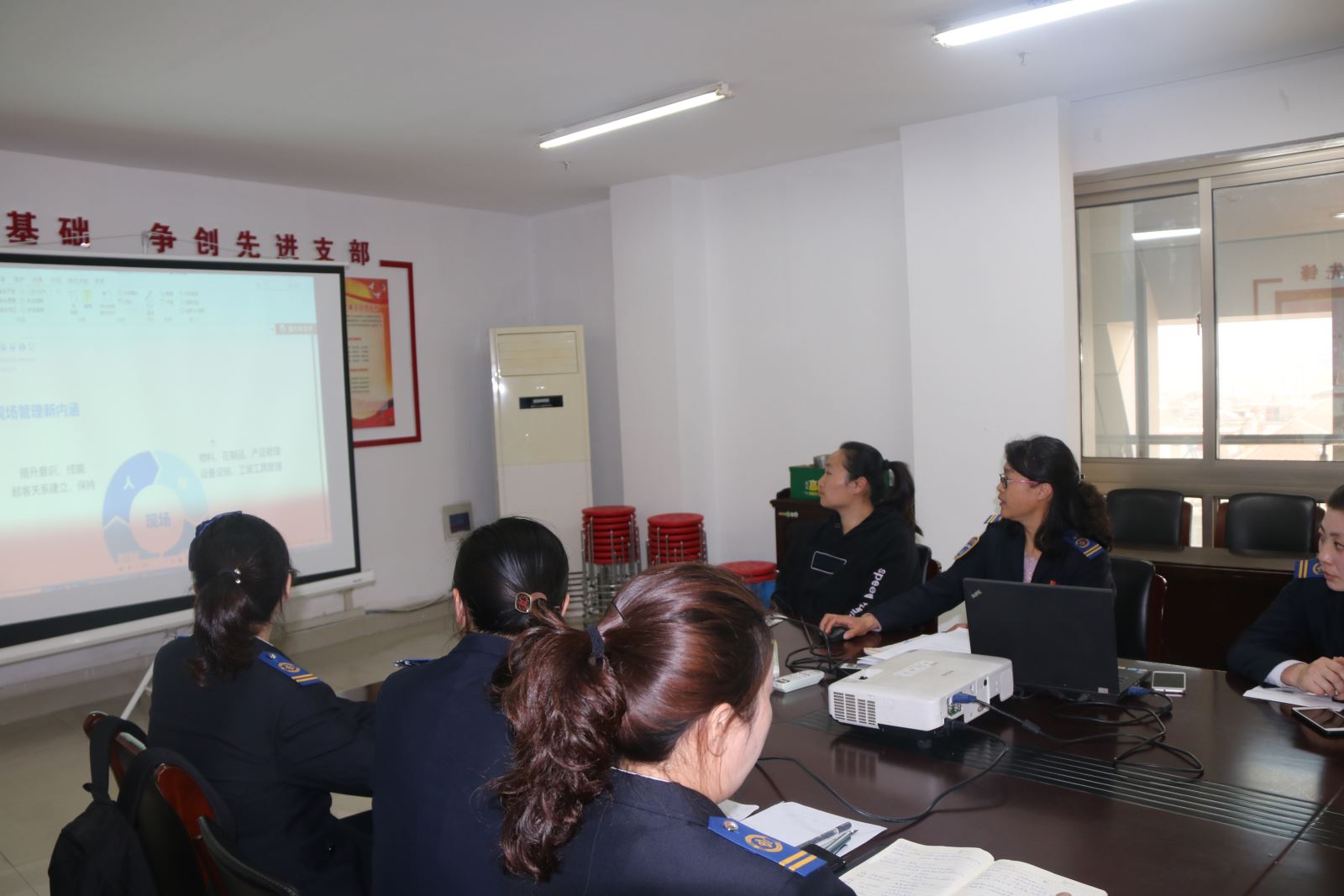 公交集團快速公交事業(yè)部開展站務(wù)組長現(xiàn)場管理知識培訓(xùn)