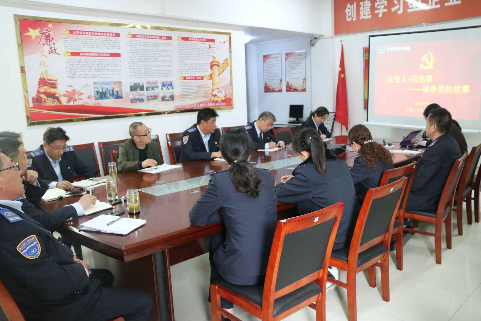 公交人、閃光事—公交集團(tuán)機(jī)關(guān)支部開(kāi)展“講身邊故事”活動(dòng)