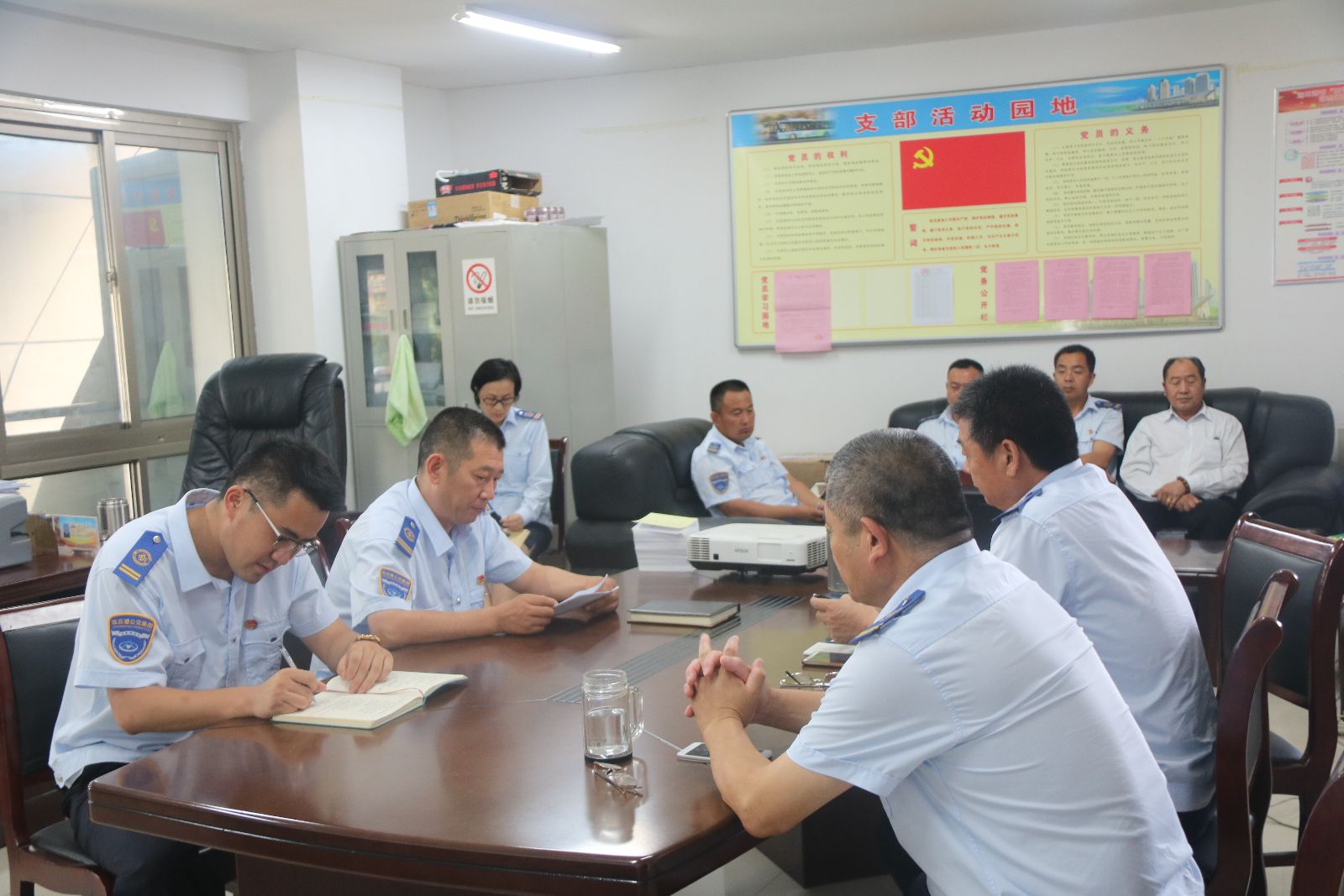 公交集團(tuán)各權(quán)屬單位召開(kāi) “旗幟鮮明講政治”專(zhuān)題黨課