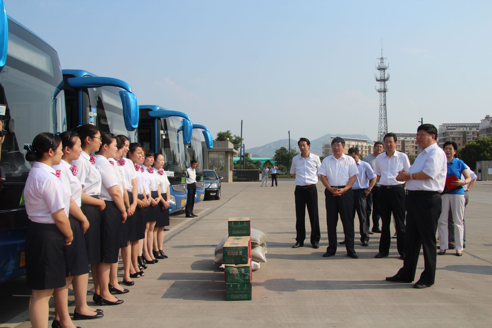 市人大副主任李國(guó)章慰問(wèn)海通公交一線員工