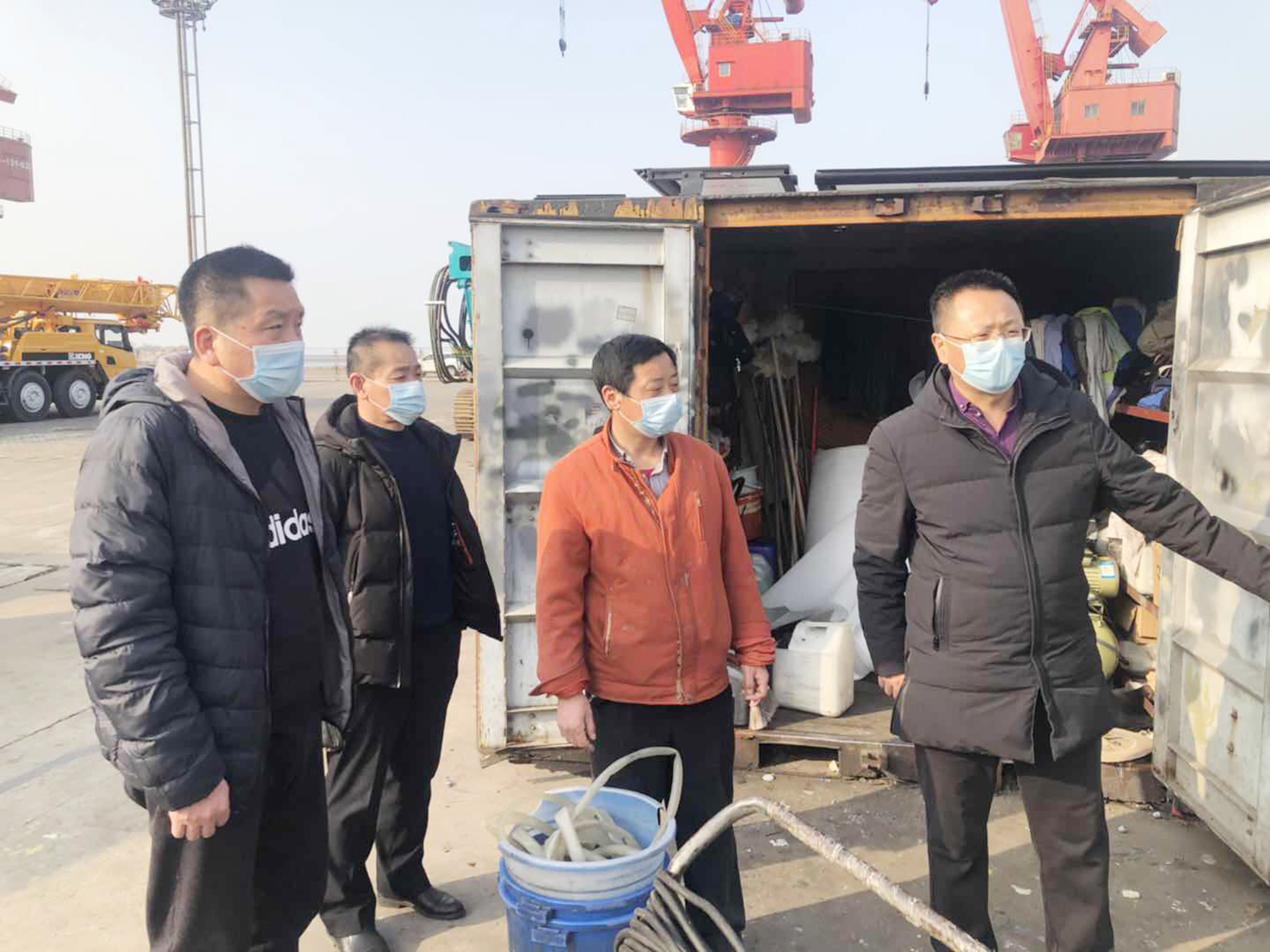 公交集團(tuán)機(jī)務(wù)技術(shù)事業(yè)部領(lǐng)導(dǎo)班子集體，慰問港口服務(wù)一線人員