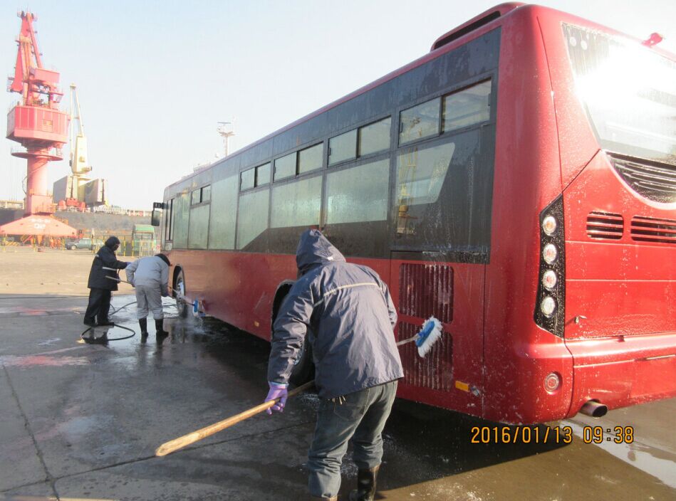 公交大浦廠港口服務(wù)人員抵抗低溫開(kāi)展作業(yè)