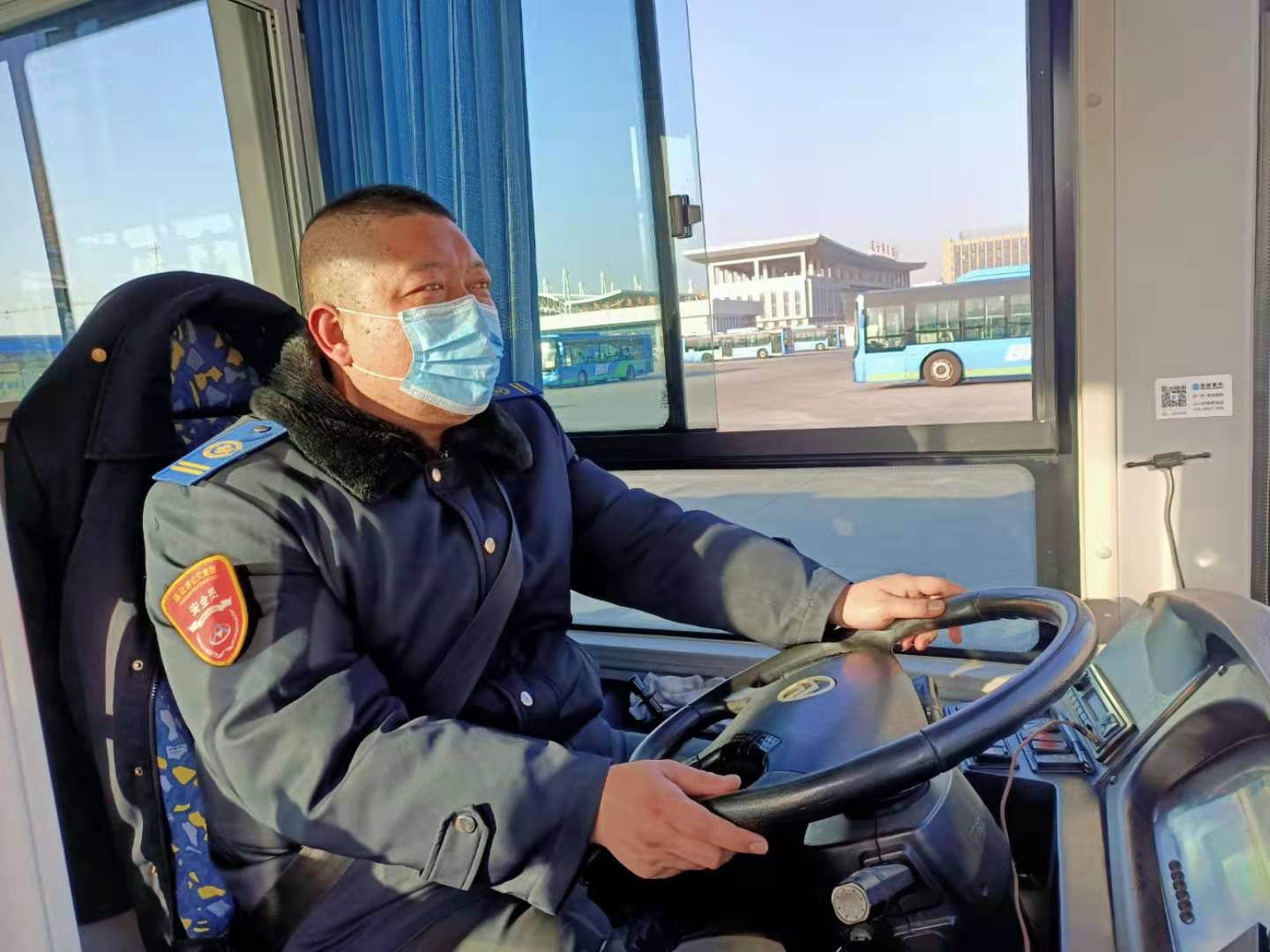 快速公交事業(yè)部駕駛員李建撿到手機(jī)歸還乘客獲感謝